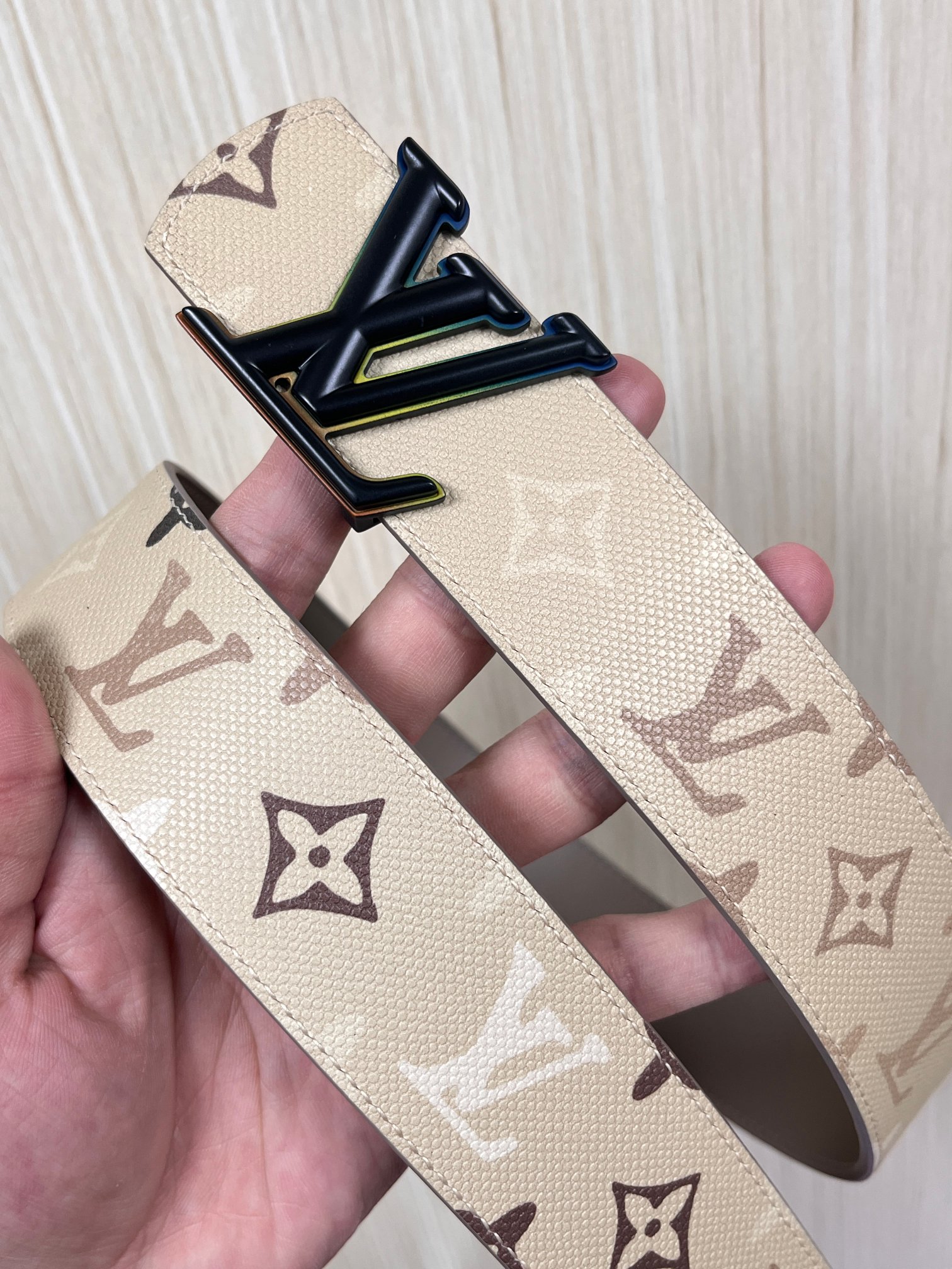 当季新款 LV Dimension Monogran SurPlus 双面腰带以大胆笔触诠释日常中性风尚