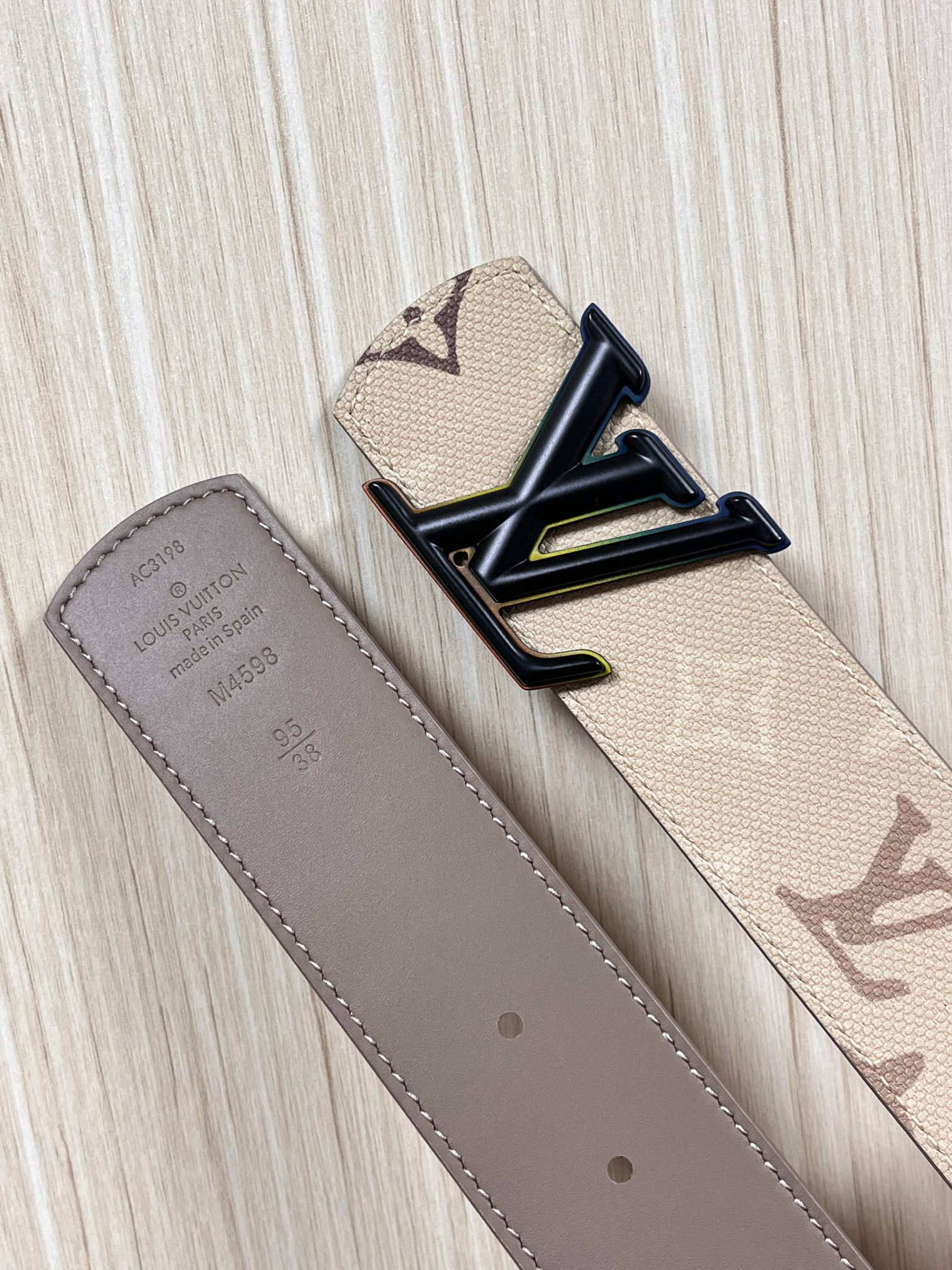 当季新款 LV Dimension Monogran SurPlus 双面腰带以大胆笔触诠释日常中性风尚