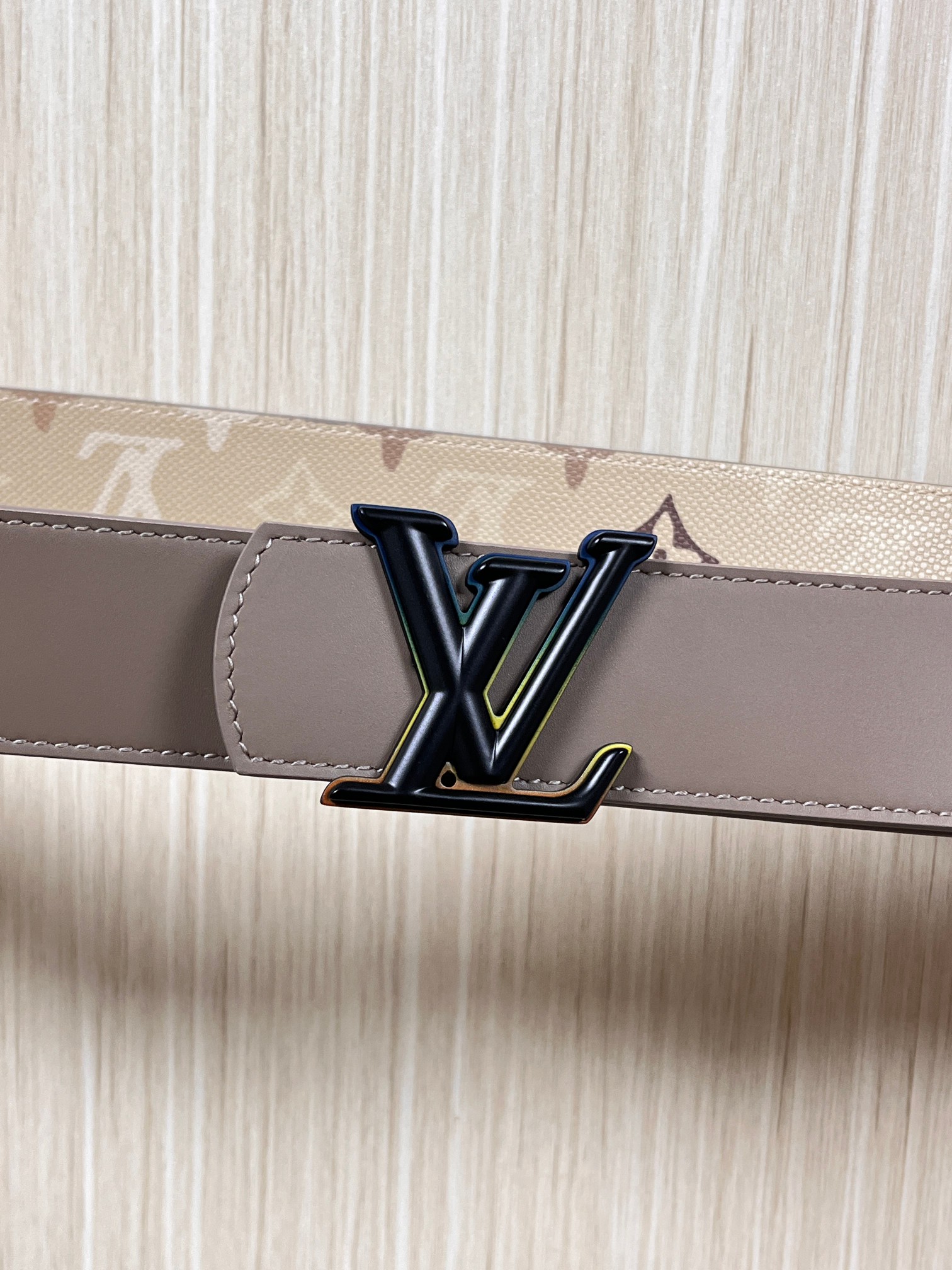 当季新款 LV Dimension Monogran SurPlus 双面腰带以大胆笔触诠释日常中性风尚