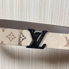当季新款 LV Dimension Monogran SurPlus 双面腰带以大胆笔触诠释日常中性风尚 当季新款 LV Dimension Monogran SurPlus 双面腰带以大胆笔触诠释日常中性风尚