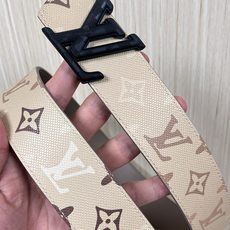 当季新款 LV Dimension Monogran SurPlus 双面腰带以大胆笔触诠释日常中性风尚 当季新款 LV Dimension Monogran SurPlus 双面腰带以大胆笔触诠释日常中性风尚