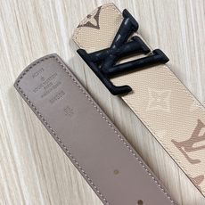 当季新款 LV Dimension Monogran SurPlus 双面腰带以大胆笔触诠释日常中性风尚 当季新款 LV Dimension Monogran SurPlus 双面腰带以大胆笔触诠释日常中性风尚
