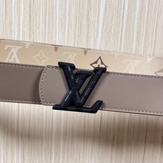 当季新款 LV Dimension Monogran SurPlus 双面腰带以大胆笔触诠释日常中性风尚 当季新款 LV Dimension Monogran SurPlus 双面腰带以大胆笔触诠释日常中性风尚