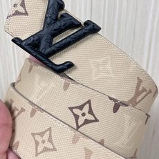 当季新款 LV Dimension Monogran SurPlus 双面腰带以大胆笔触诠释日常中性风尚 当季新款 LV Dimension Monogran SurPlus 双面腰带以大胆笔触诠释日常中性风尚