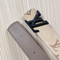 当季新款 LV Dimension Monogran SurPlus 双面腰带以大胆笔触诠释日常中性风尚 当季新款 LV Dimension Monogran SurPlus 双面腰带以大胆笔触诠释日常中性风尚