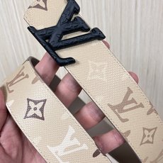 当季新款 LV Dimension Monogran SurPlus 双面腰带以大胆笔触诠释日常中性风尚 当季新款 LV Dimension Monogran SurPlus 双面腰带以大胆笔触诠释日常中性风尚