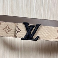 当季新款 LV Dimension Monogran SurPlus 双面腰带以大胆笔触诠释日常中性风尚 当季新款 LV Dimension Monogran SurPlus 双面腰带以大胆笔触诠释日常中性风尚