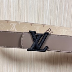 当季新款 LV Dimension Monogran SurPlus 双面腰带以大胆笔触诠释日常中性风尚 当季新款 LV Dimension Monogran SurPlus 双面腰带以大胆笔触诠释日常中性风尚