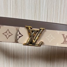 当季新款 LV Dimension Monogran SurPlus 双面腰带以大胆笔触诠释日常中性风尚 当季新款 LV Dimension Monogran SurPlus 双面腰带以大胆笔触诠释日常中性风尚