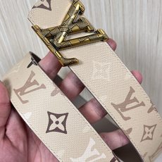 当季新款 LV Dimension Monogran SurPlus 双面腰带以大胆笔触诠释日常中性风尚 当季新款 LV Dimension Monogran SurPlus 双面腰带以大胆笔触诠释日常中性风尚