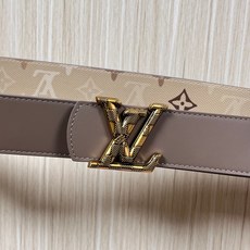 当季新款 LV Dimension Monogran SurPlus 双面腰带以大胆笔触诠释日常中性风尚 当季新款 LV Dimension Monogran SurPlus 双面腰带以大胆笔触诠释日常中性风尚