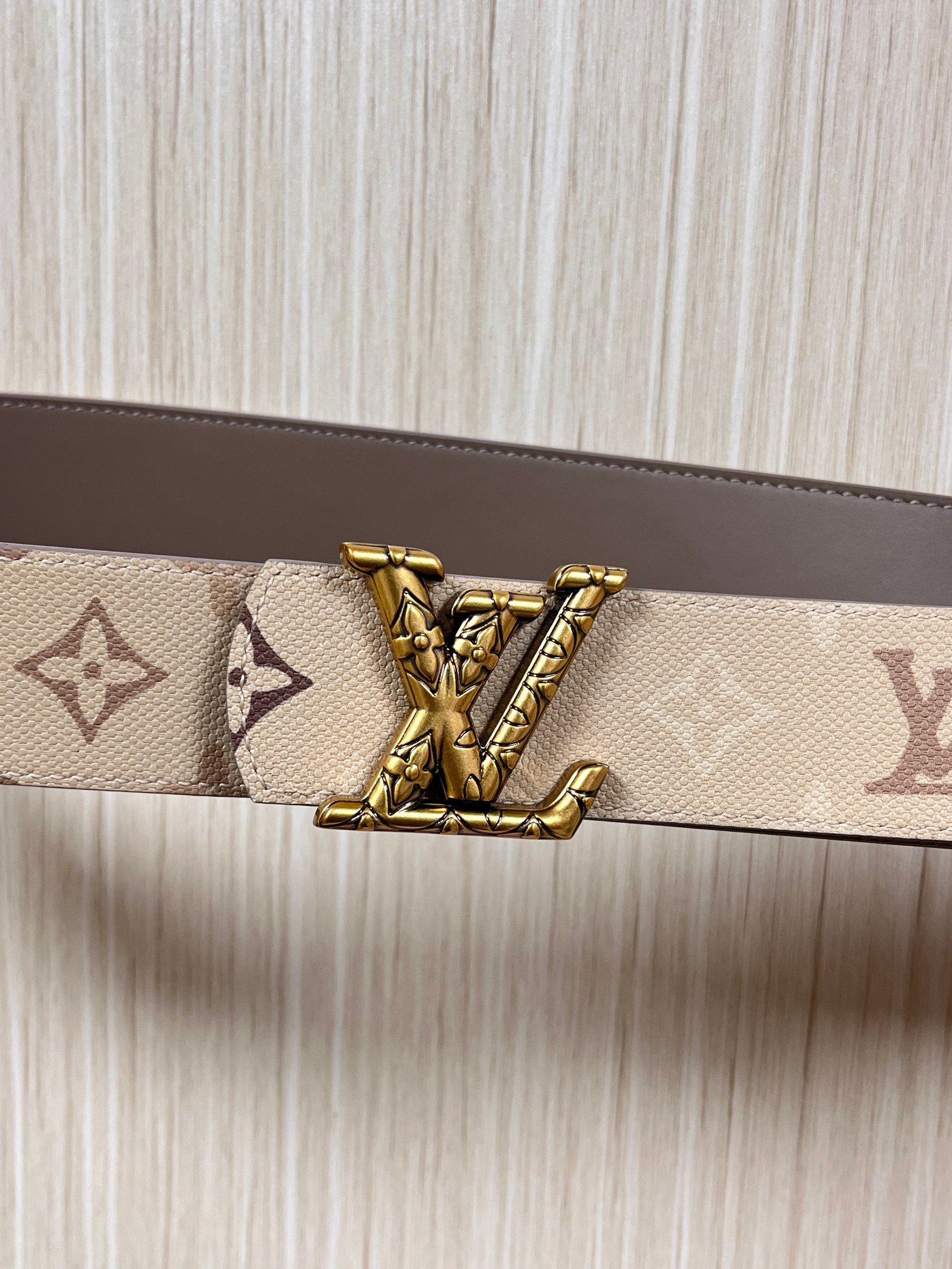 当季新款 LV Dimension Monogran SurPlus 双面腰带以大胆笔触诠释日常中性风尚