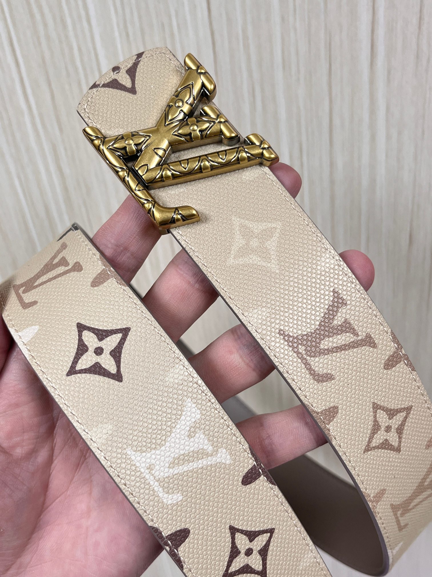 当季新款 LV Dimension Monogran SurPlus 双面腰带以大胆笔触诠释日常中性风尚