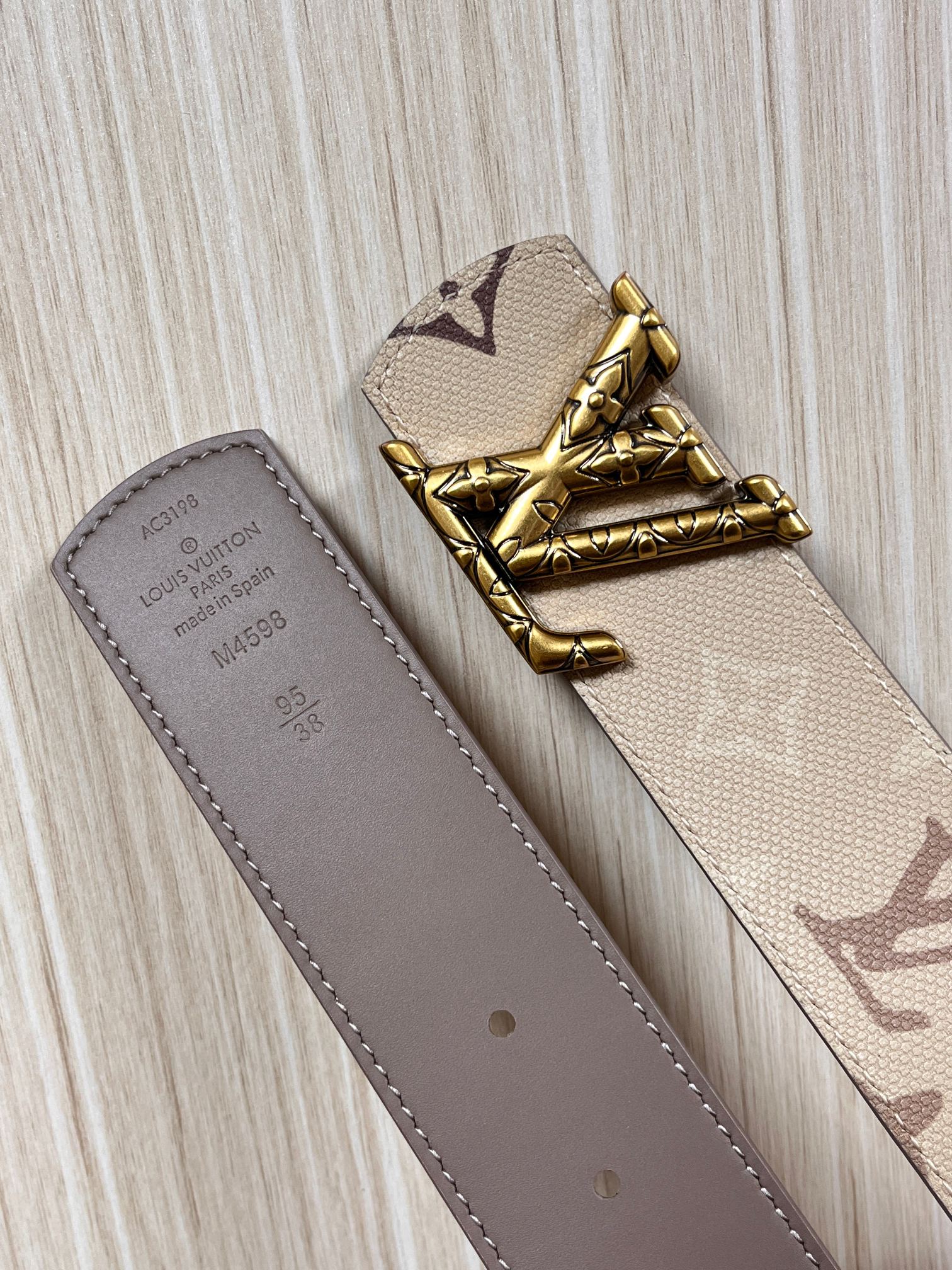 当季新款 LV Dimension Monogran SurPlus 双面腰带以大胆笔触诠释日常中性风尚