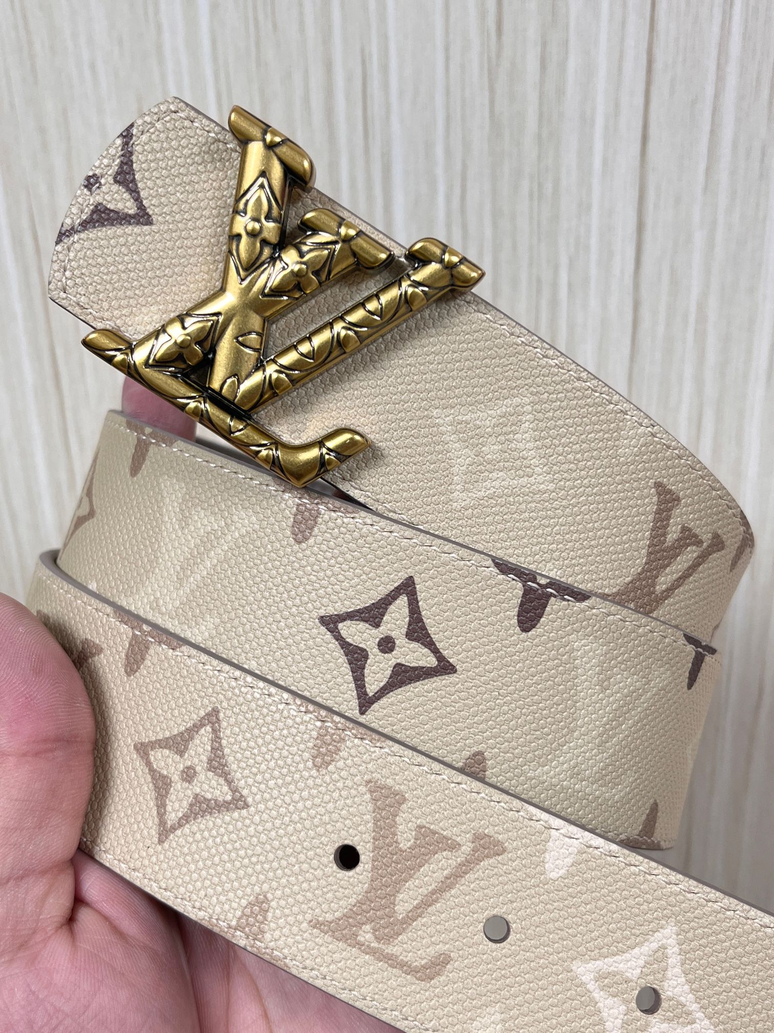 当季新款 LV Dimension Monogran SurPlus 双面腰带以大胆笔触诠释日常中性风尚
