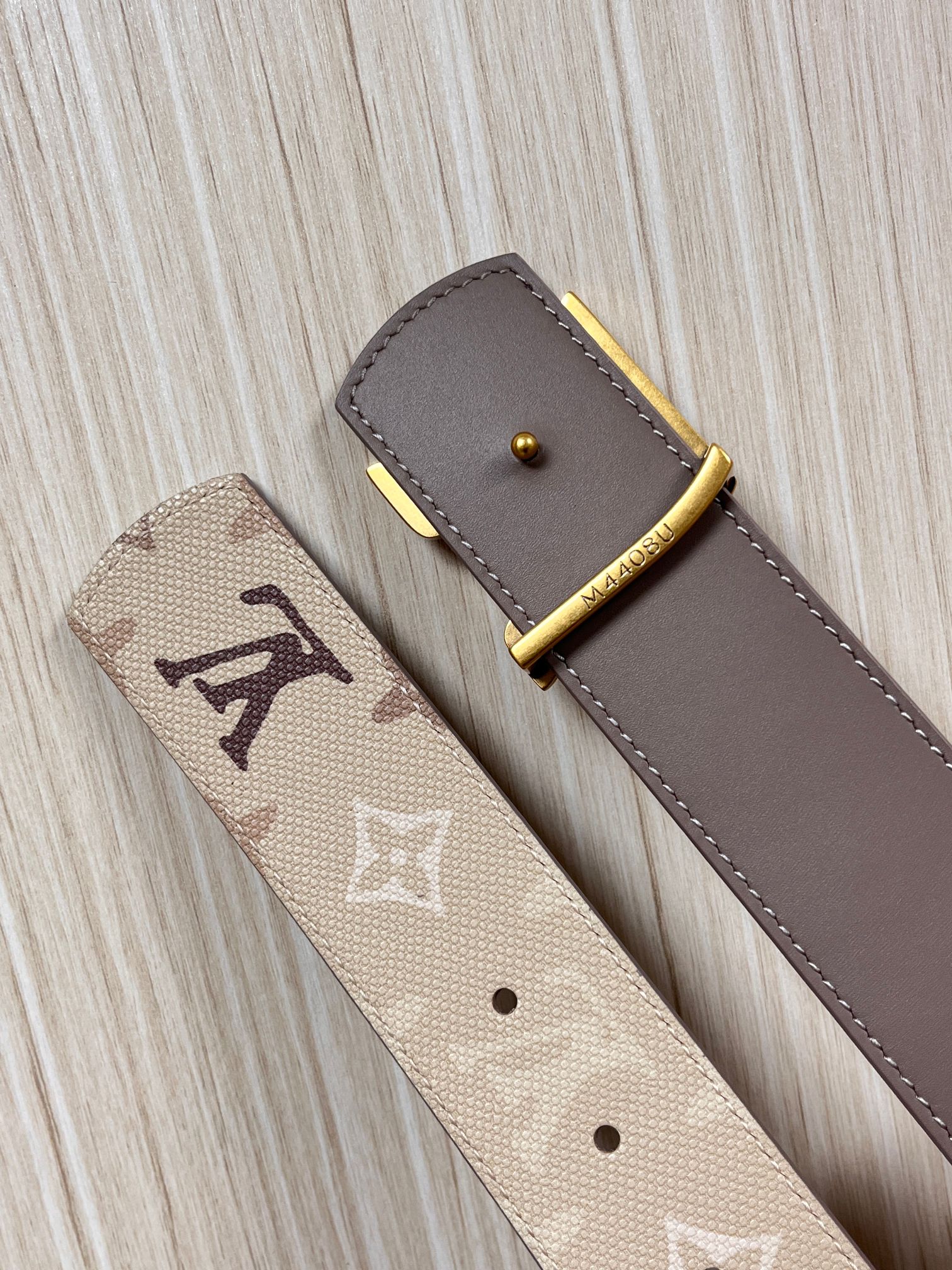 当季新款 LV Dimension Monogran SurPlus 双面腰带以大胆笔触诠释日常中性风尚