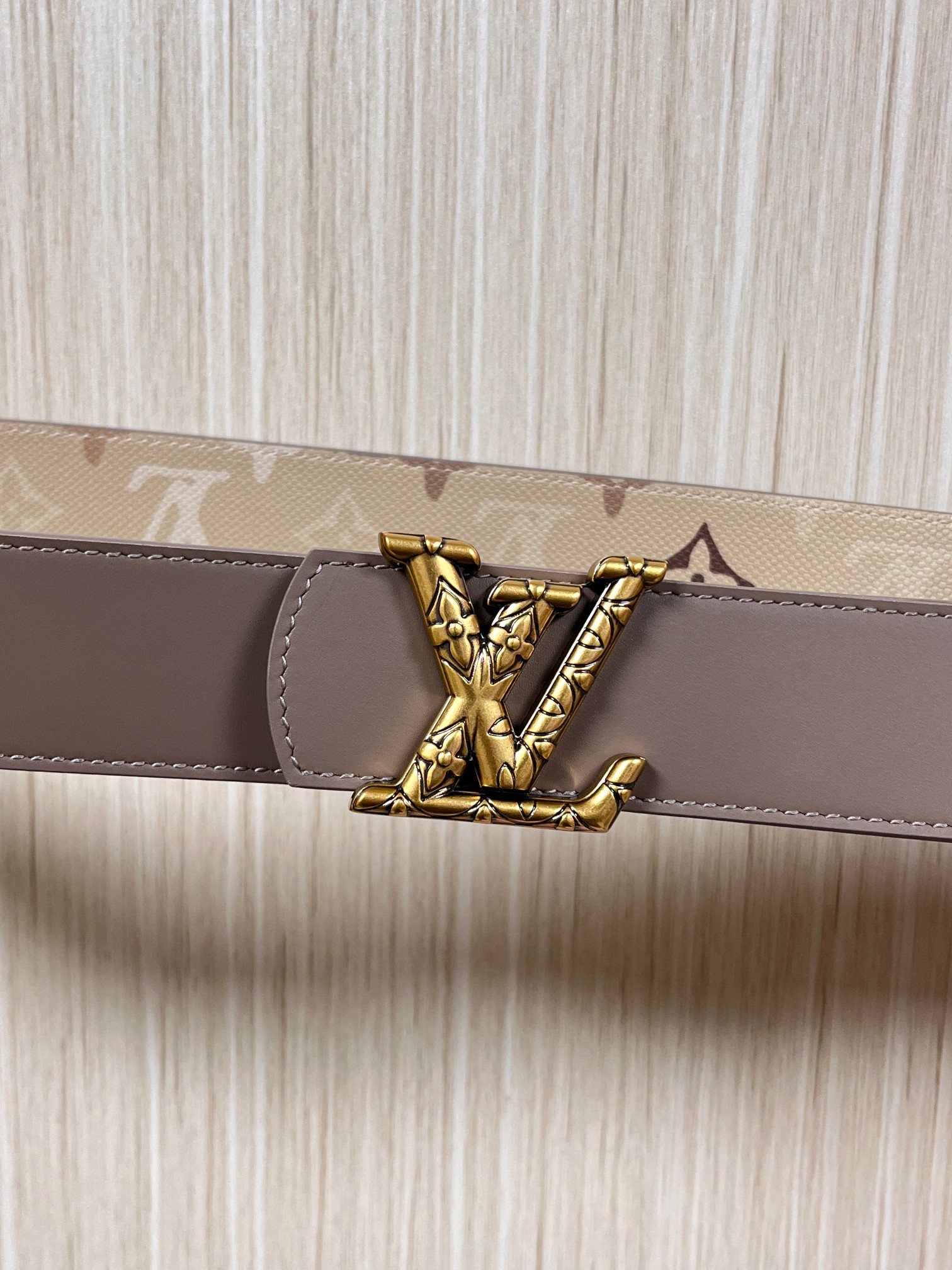 当季新款 LV Dimension Monogran SurPlus 双面腰带以大胆笔触诠释日常中性风尚