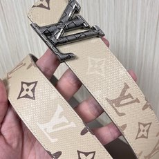 当季新款 LV Dimension Monogran SurPlus 双面腰带以大胆笔触诠释日常中性风尚 当季新款 LV Dimension Monogran SurPlus 双面腰带以大胆笔触诠释日常中性风尚