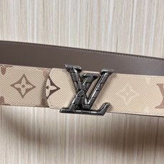 当季新款 LV Dimension Monogran SurPlus 双面腰带以大胆笔触诠释日常中性风尚 当季新款 LV Dimension Monogran SurPlus 双面腰带以大胆笔触诠释日常中性风尚