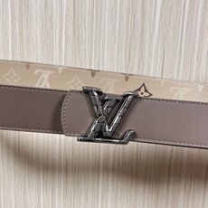 当季新款 LV Dimension Monogran SurPlus 双面腰带以大胆笔触诠释日常中性风尚 当季新款 LV Dimension Monogran SurPlus 双面腰带以大胆笔触诠释日常中性风尚