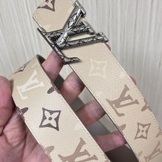 当季新款 LV Dimension Monogran SurPlus 双面腰带以大胆笔触诠释日常中性风尚 当季新款 LV Dimension Monogran SurPlus 双面腰带以大胆笔触诠释日常中性风尚