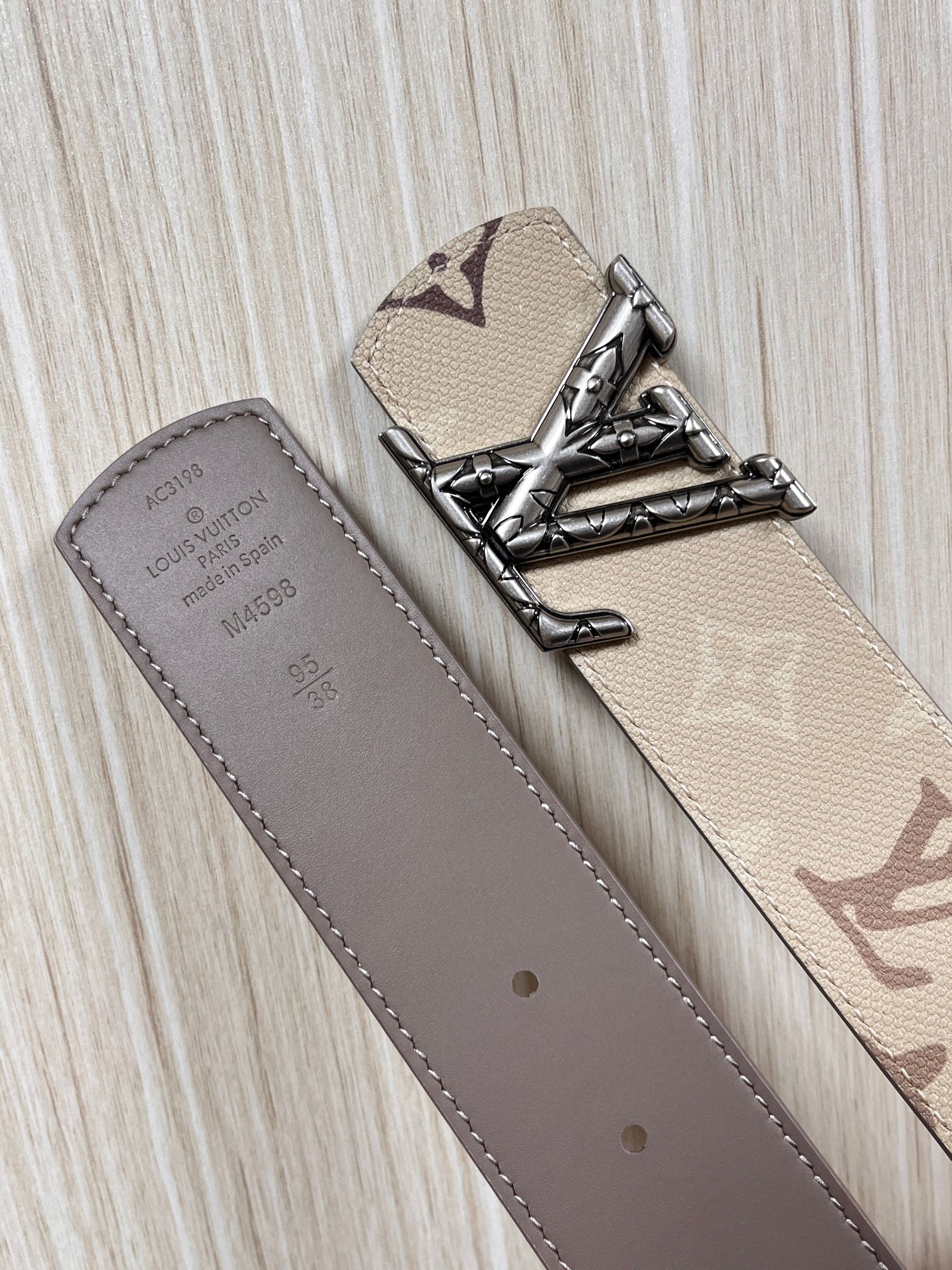 当季新款 LV Dimension Monogran SurPlus 双面腰带以大胆笔触诠释日常中性风尚 当季新款 LV Dimension Monogran SurPlus 双面腰带以大胆笔触诠释日常中性风尚