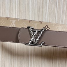 当季新款 LV Dimension Monogran SurPlus 双面腰带以大胆笔触诠释日常中性风尚 当季新款 LV Dimension Monogran SurPlus 双面腰带以大胆笔触诠释日常中性风尚