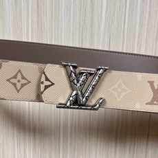 当季新款 LV Dimension Monogran SurPlus 双面腰带以大胆笔触诠释日常中性风尚 当季新款 LV Dimension Monogran SurPlus 双面腰带以大胆笔触诠释日常中性风尚
