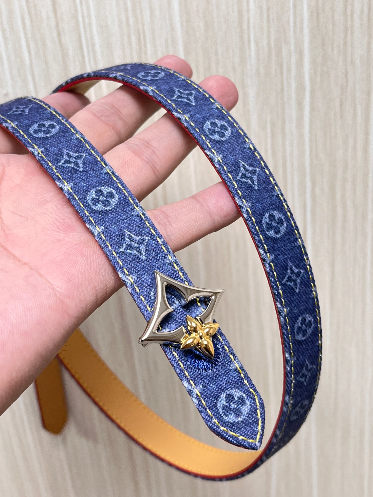 当季新款，- 牛仔篮Monogram 帆布材质，搭配复古做旧的老花印花另一面树高进口牛皮- 更适配日常穿