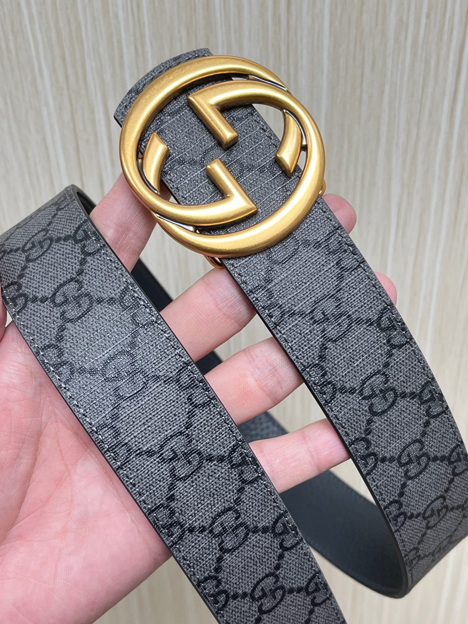 当季新款，衔接品牌的过去和现在，以焕新方式继续演绎经典元素。这款灰色帆布印花腰带，一面灰色色进口猪皮，3