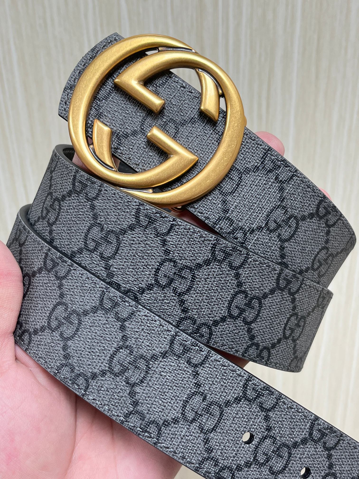 当季新款，衔接品牌的过去和现在，以焕新方式继续演绎经典元素。这款灰色帆布印花腰带，一面灰色色进口猪皮，3