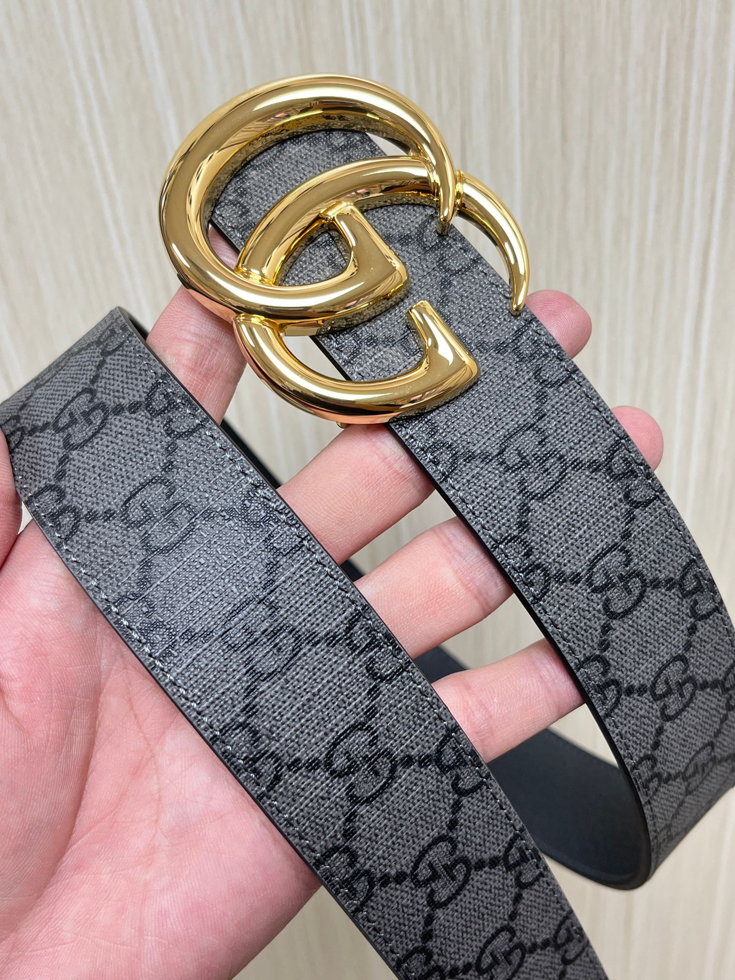 当季新款，衔接品牌的过去和现在，以焕新方式继续演绎经典元素。这款灰色帆布印花腰带，一面灰色色进口猪皮，3