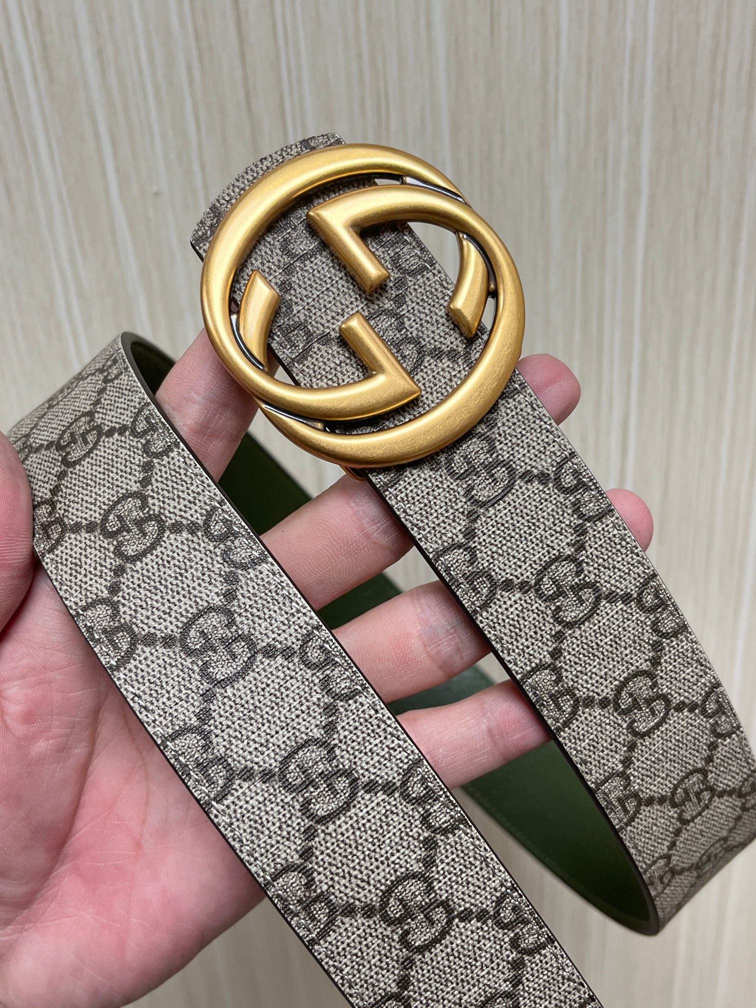 当季新款，衔接品牌的过去和现在，以焕新方式继续演绎经典元素。这款杏色帆布印花腰带，一面绿色色进口猪皮，3