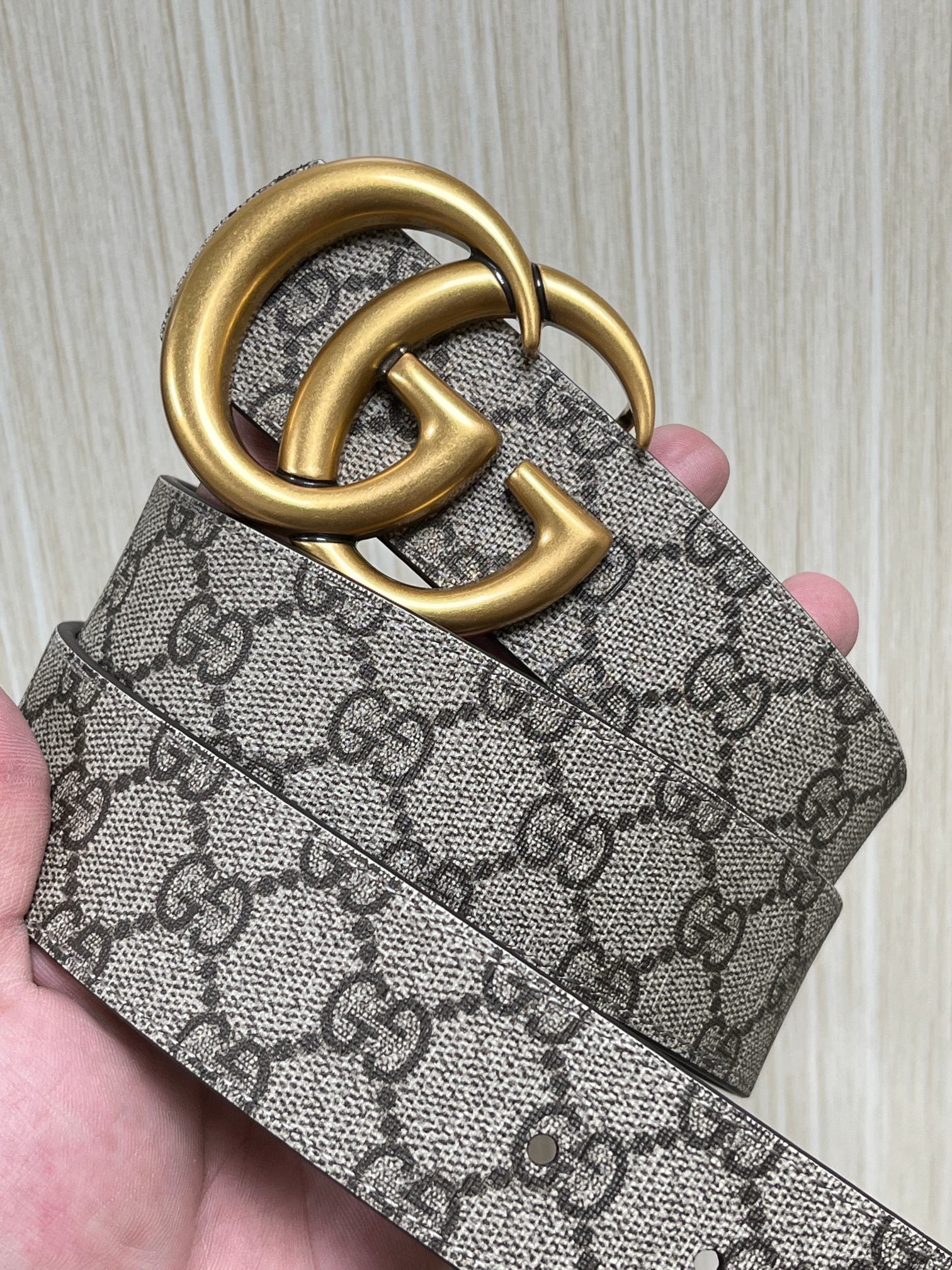 当季新款，衔接品牌的过去和现在，以焕新方式继续演绎经典元素。这款杏色帆布印花腰带，一面绿色色进口猪皮，3