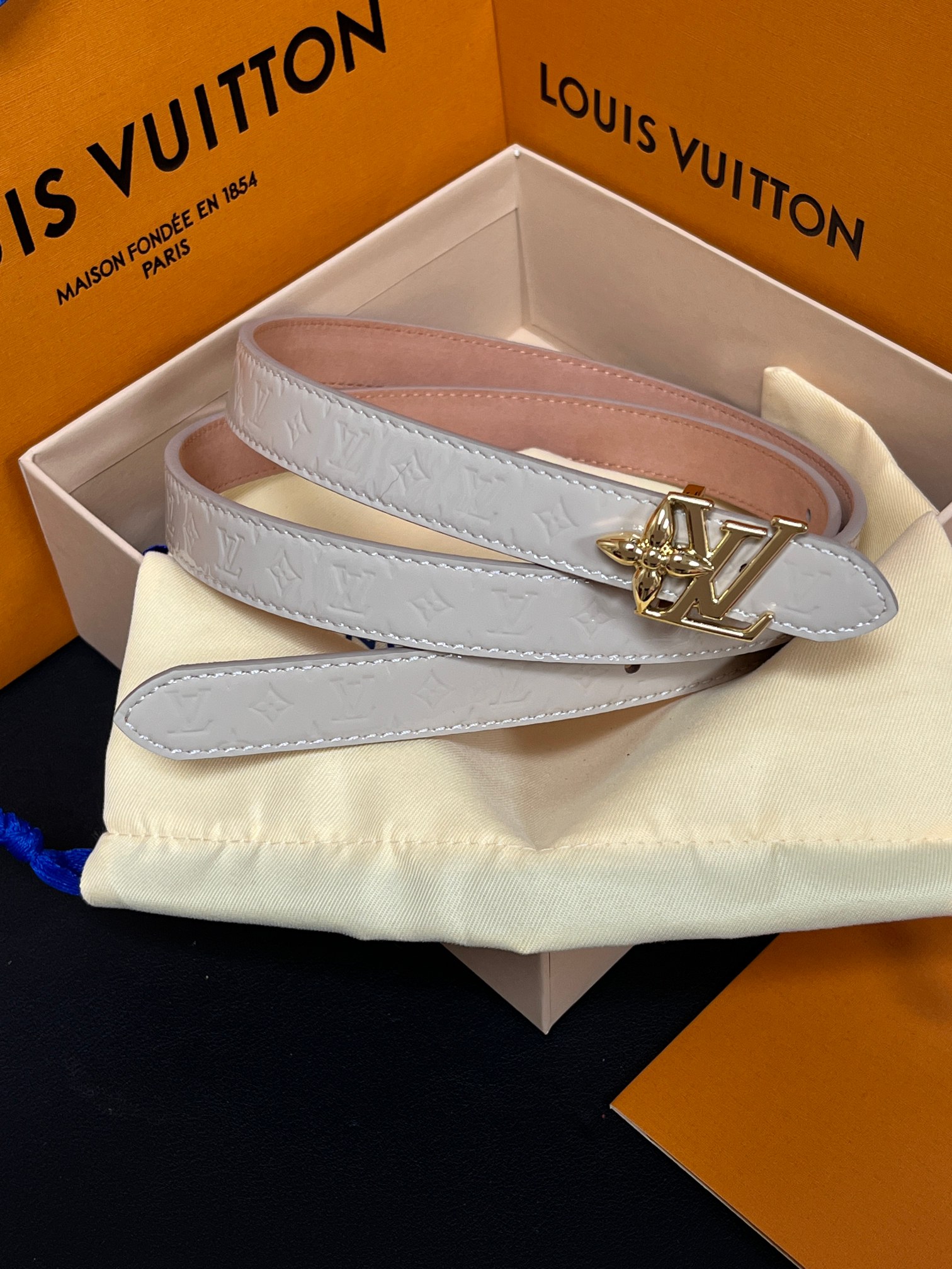 本款DauPhine 双面腰带为华美牛皮革融入耀目搭扣，巧妙呼应DauPhine 手袋的经典锁扣，翻转即