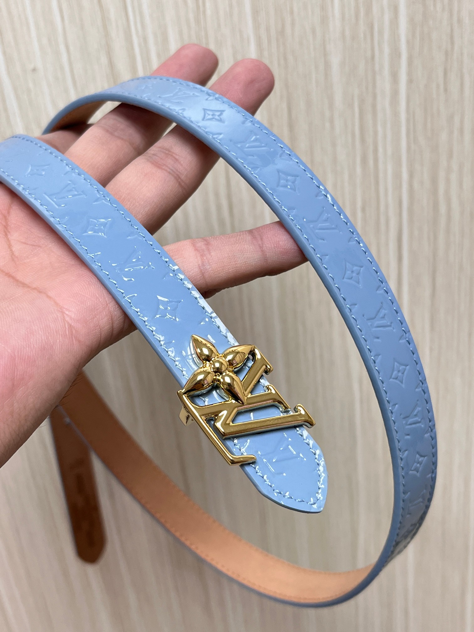 本款DauPhine 双面腰带为华美牛皮革融入耀目搭扣，巧妙呼应DauPhine 手袋的经典锁扣，翻转即