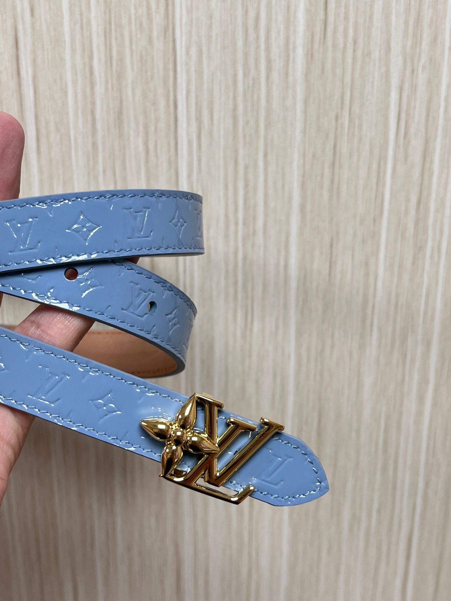本款DauPhine 双面腰带为华美牛皮革融入耀目搭扣，巧妙呼应DauPhine 手袋的经典锁扣，翻转即