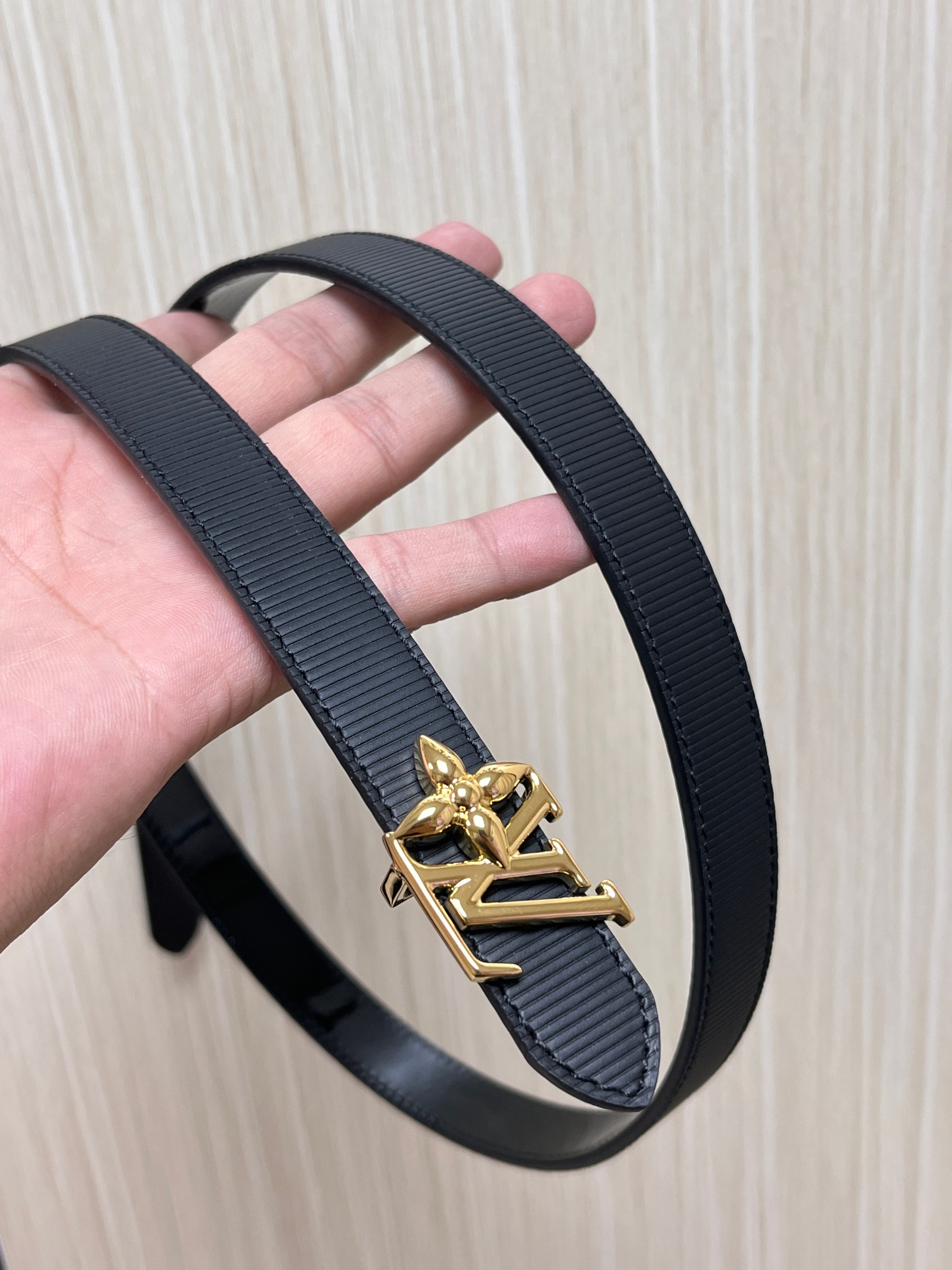 本款DauPhine 双面腰带为华美牛皮革融入耀目搭扣，巧妙呼应DauPhine 手袋的经典锁扣，翻转即