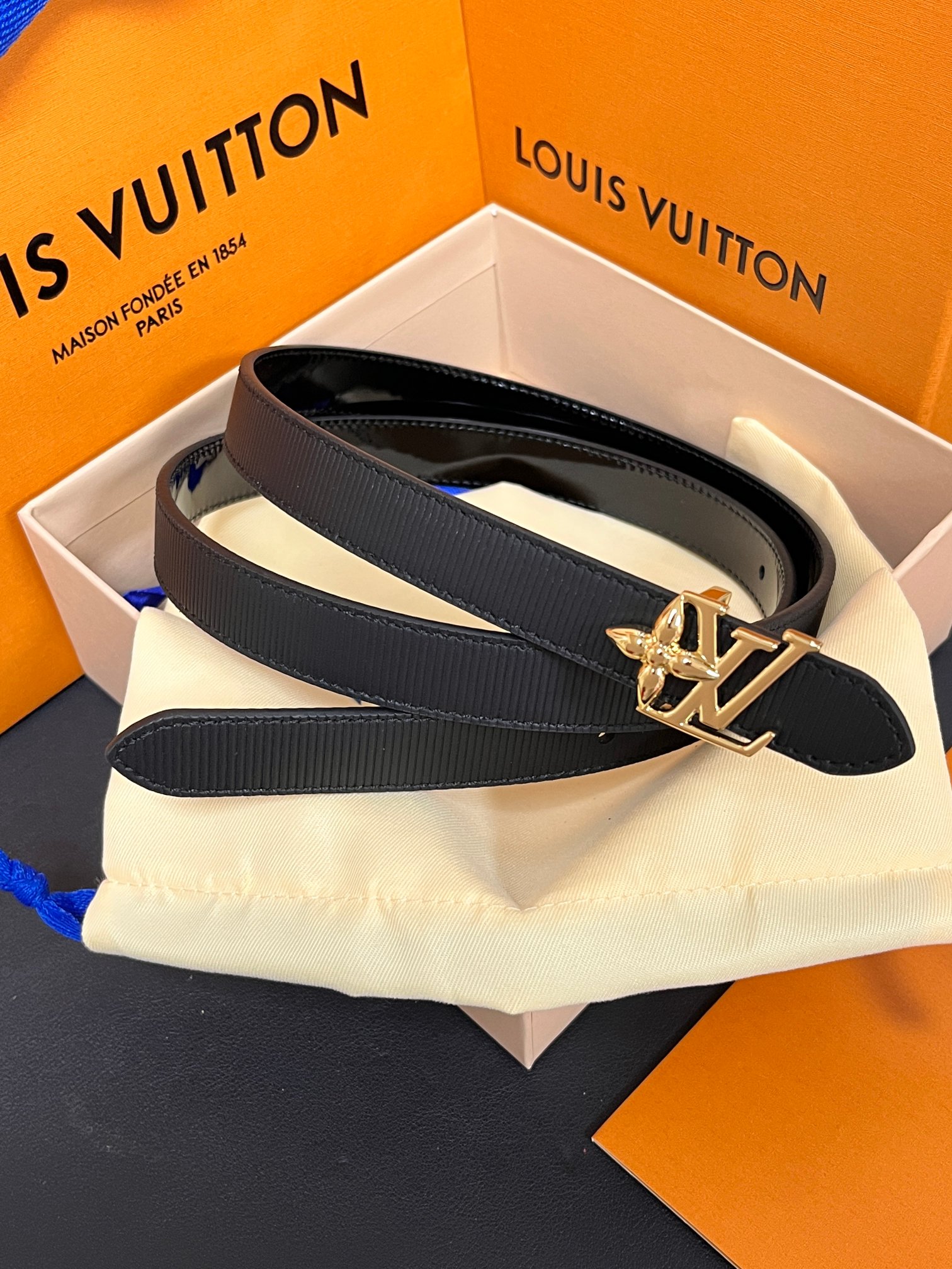 NO:882800,The original Dauphine double-sided belt is made of luxurious cow leather with a dazzling buckle, which cleverly echoes the classic lock of the Dauphine handbag. When flipped over, it reveals Monogram canvas. The soft curves provide a comfortable fit and can be easily upgraded to various modern styles. 2.0 wide patent leather embossing. Double tips, belt, cowhide19860909原单本款Dauphine 双面腰带为华美牛皮革融入耀目搭扣,巧妙呼应 Dauphine 手袋的经典锁扣,翻转即现Monogram帆布.柔婉曲线实 现舒适贴合,可轻松升级各式摩登造型.2.0宽漆皮压花.双尖,皮带,cowhide,Belt