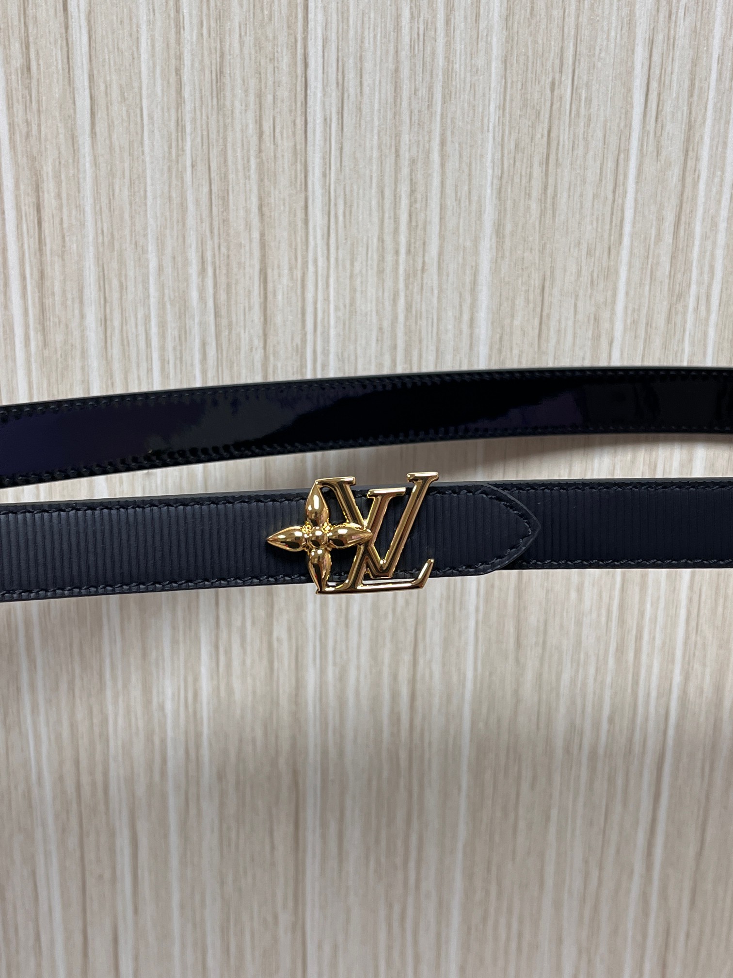 本款DauPhine 双面腰带为华美牛皮革融入耀目搭扣，巧妙呼应DauPhine 手袋的经典锁扣，翻转即
