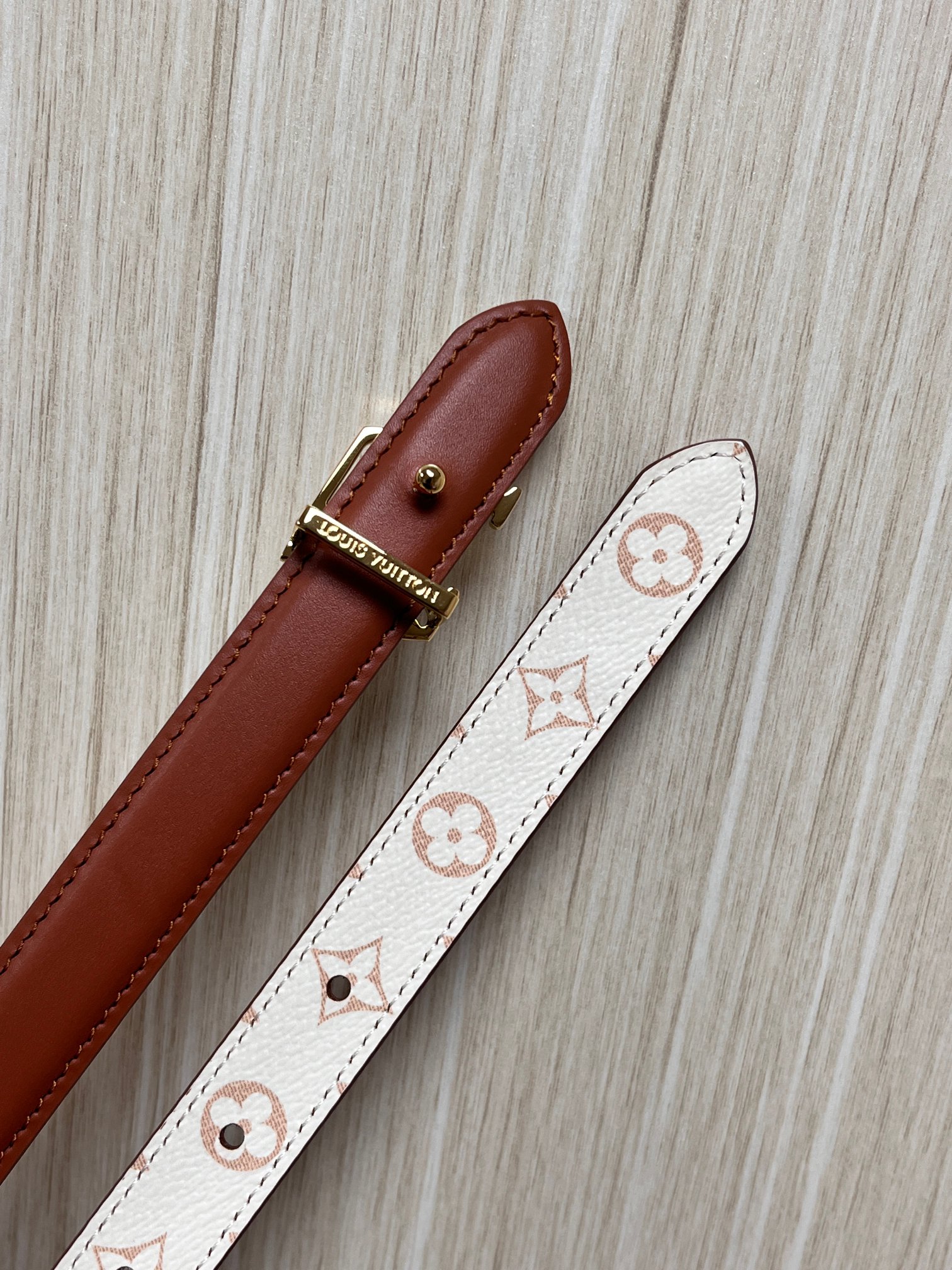 本款DauPhine 双面腰带为华美牛皮革融入耀目搭扣，巧妙呼应DauPhine 手袋的经典锁扣，翻转即