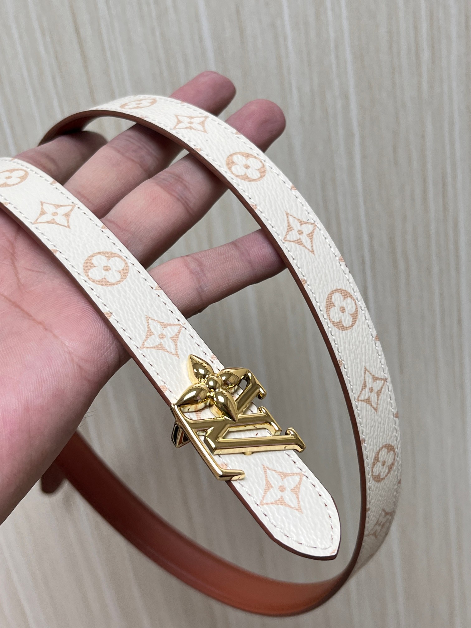 本款DauPhine 双面腰带为华美牛皮革融入耀目搭扣，巧妙呼应DauPhine 手袋的经典锁扣，翻转即