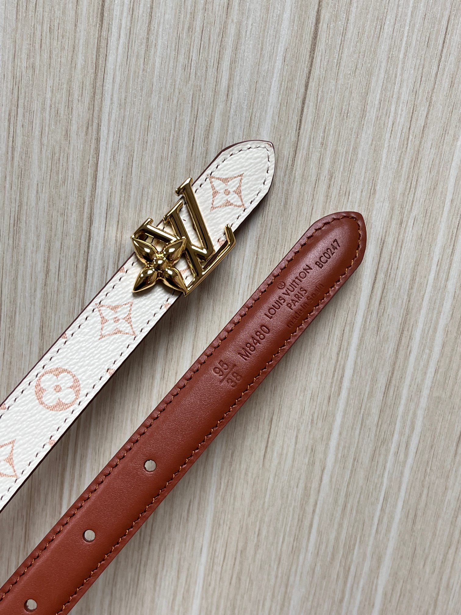 本款DauPhine 双面腰带为华美牛皮革融入耀目搭扣，巧妙呼应DauPhine 手袋的经典锁扣，翻转即