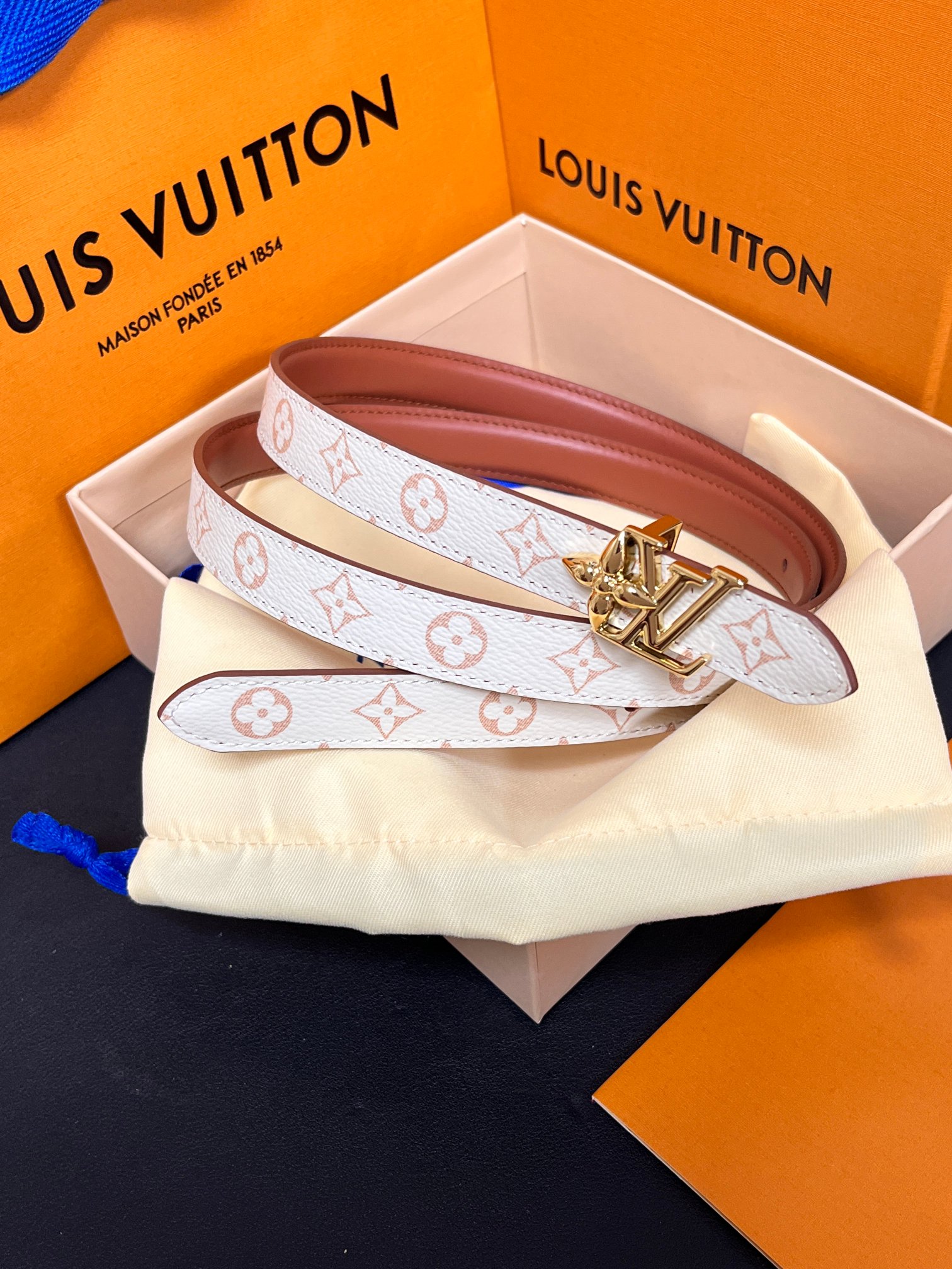 NO:882805,The original Dauphine double-sided belt is made of luxurious cow leather with a dazzling buckle, cleverly echoing the classic lock of the Dauphine handbag, and turns over to reveal Monogram canvas. The soft curves achieve a comfortable fit and can be easily upgraded to various modern styles. 2.0 wide khaki cowhide. Double tips, belt, cowhide19860909原单本款Dauphine 双面腰带为华美牛皮革融入耀目搭扣,巧妙呼应 Dauphine 手袋的经典锁扣,翻转即现Monogram帆布.柔婉曲线实 现舒适贴合,可轻松升级各式摩登造型.2.0宽土黄牛皮.双尖,皮带,cowhide,Belt