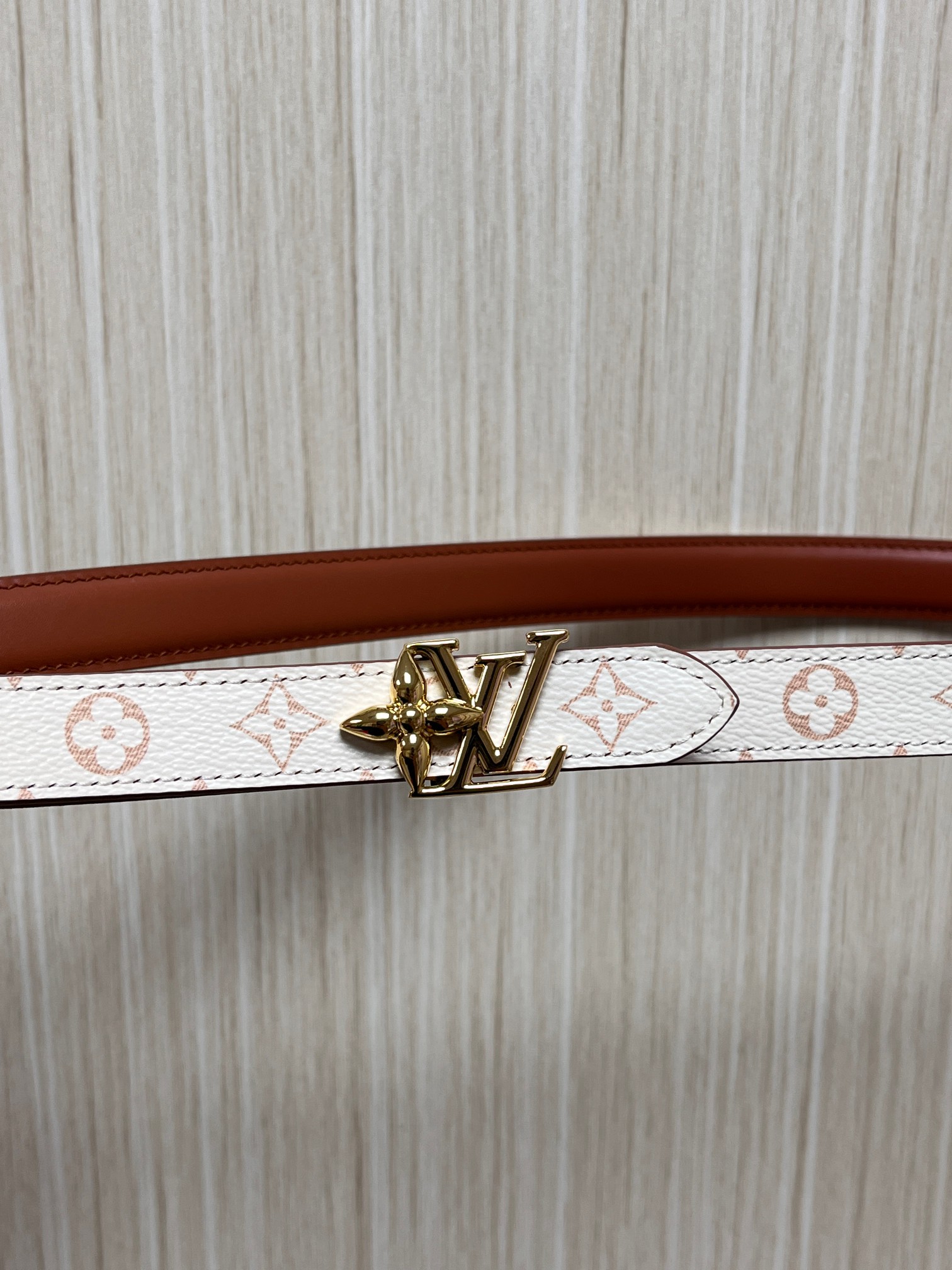 本款DauPhine 双面腰带为华美牛皮革融入耀目搭扣，巧妙呼应DauPhine 手袋的经典锁扣，翻转即