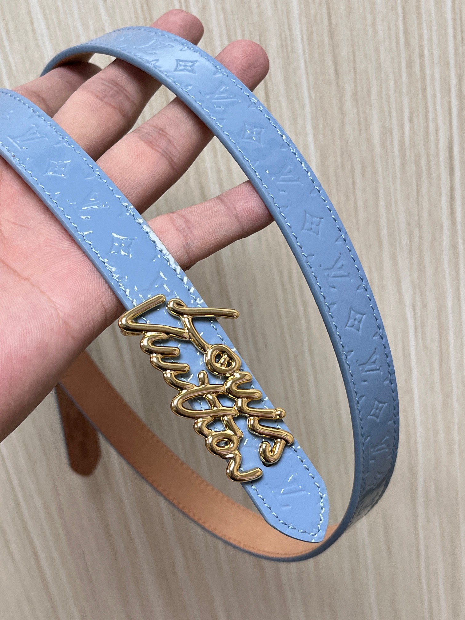 本款DauPhine 双面腰带为华美牛皮革融入耀目搭扣，巧妙呼应DauPhine 手袋的经典锁扣，翻转即