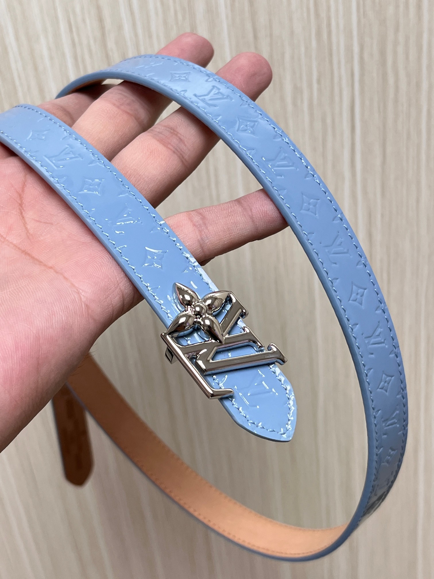 本款DauPhine 双面腰带为华美牛皮革融入耀目搭扣，巧妙呼应DauPhine 手袋的经典锁扣，翻转即