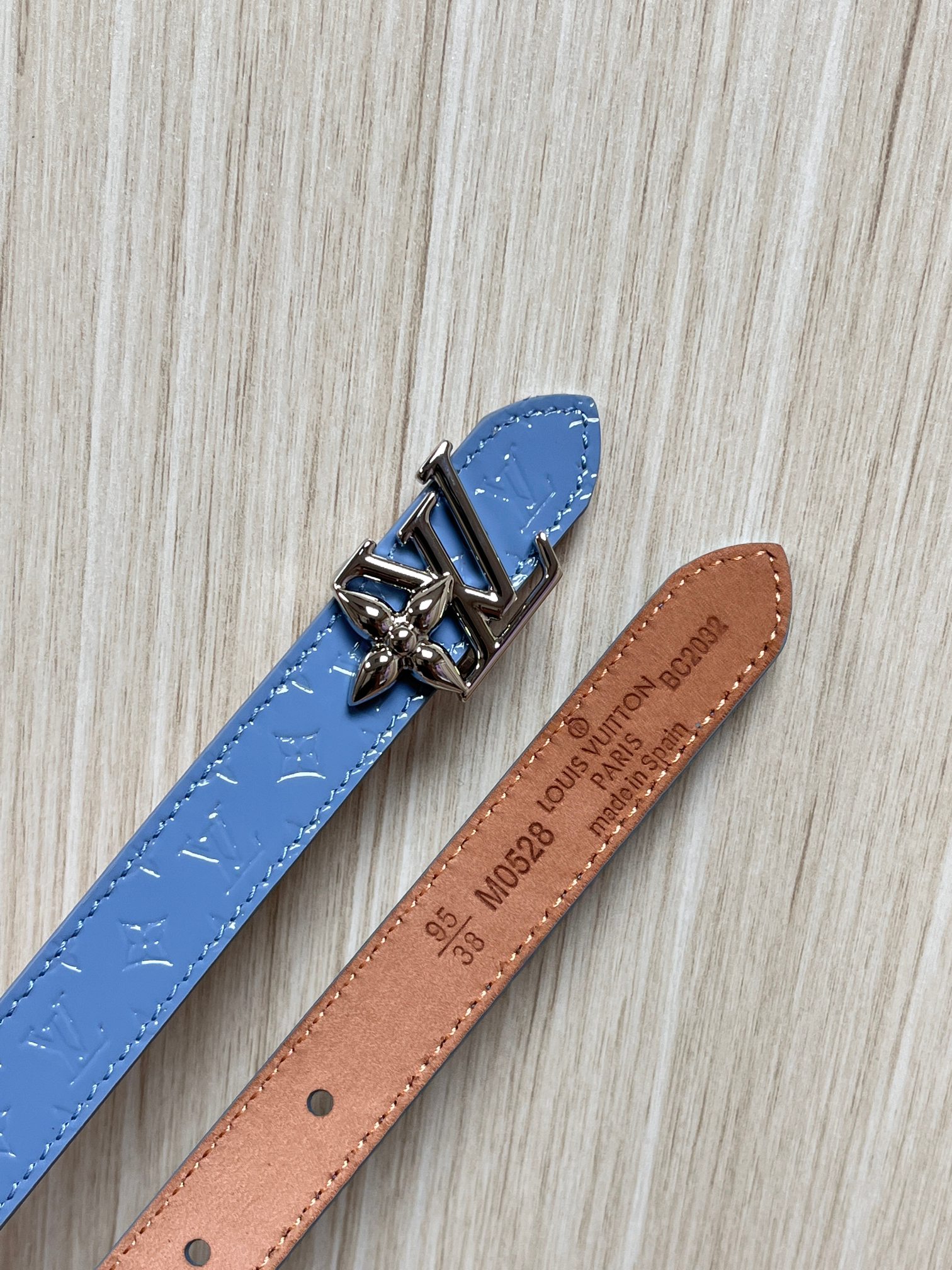 本款DauPhine 双面腰带为华美牛皮革融入耀目搭扣，巧妙呼应DauPhine 手袋的经典锁扣，翻转即