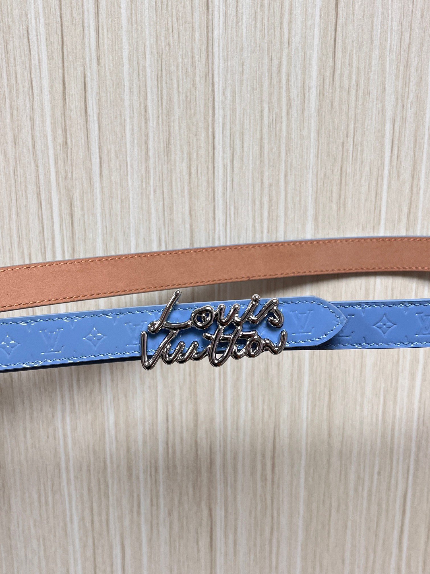 本款DauPhine 双面腰带为华美牛皮革融入耀目搭扣，巧妙呼应DauPhine 手袋的经典锁扣，翻转即