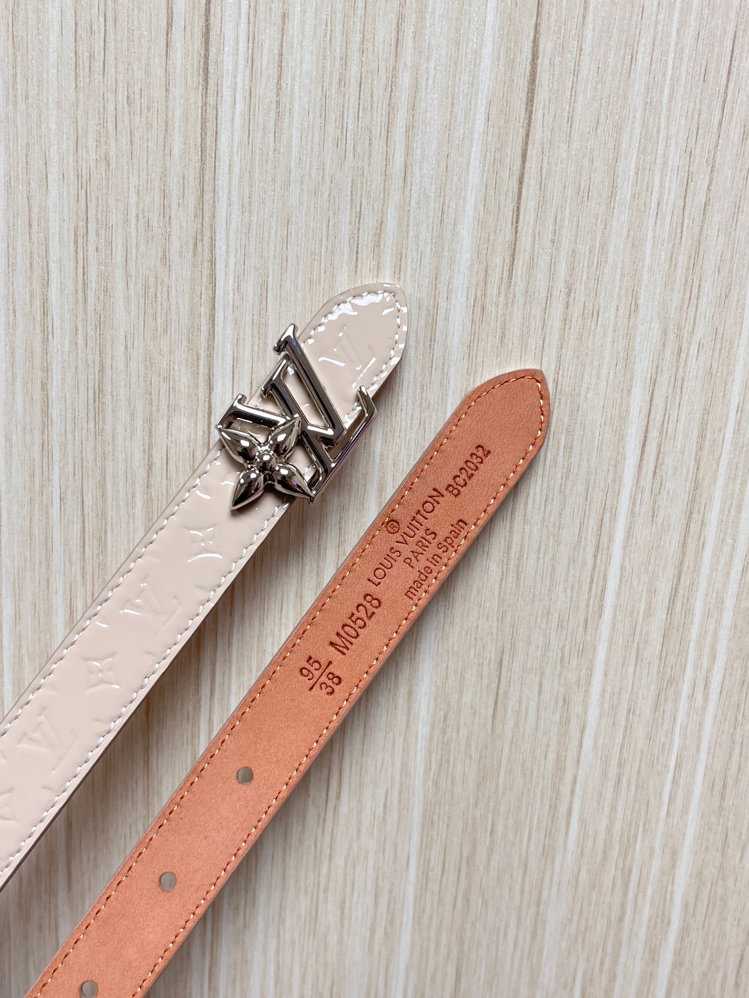 本款DauPhine 双面腰带为华美牛皮革融入耀目搭扣，巧妙呼应DauPhine 手袋的经典锁扣，翻转即